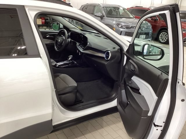Used 2025 Chevrolet Trax LT FWD image 10