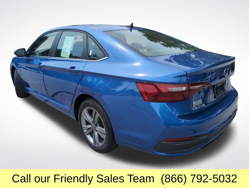 Used 2024 Volkswagen Jetta SE FWD image 3