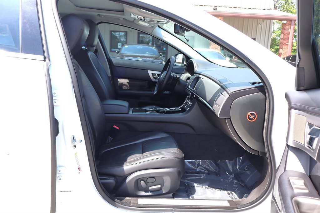 Used 2011 Jaguar XF RWD image 18