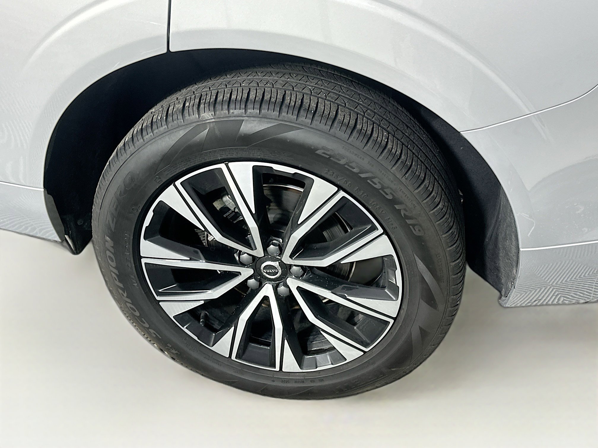 Used 2025 Volvo XC60 B5 Plus image 11