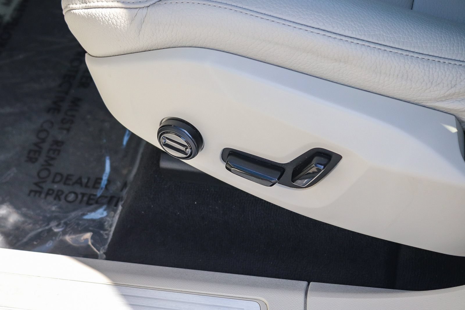 Used 2023 Volvo XC60 B5 Plus w/ Protection Package Premier FWD image 24
