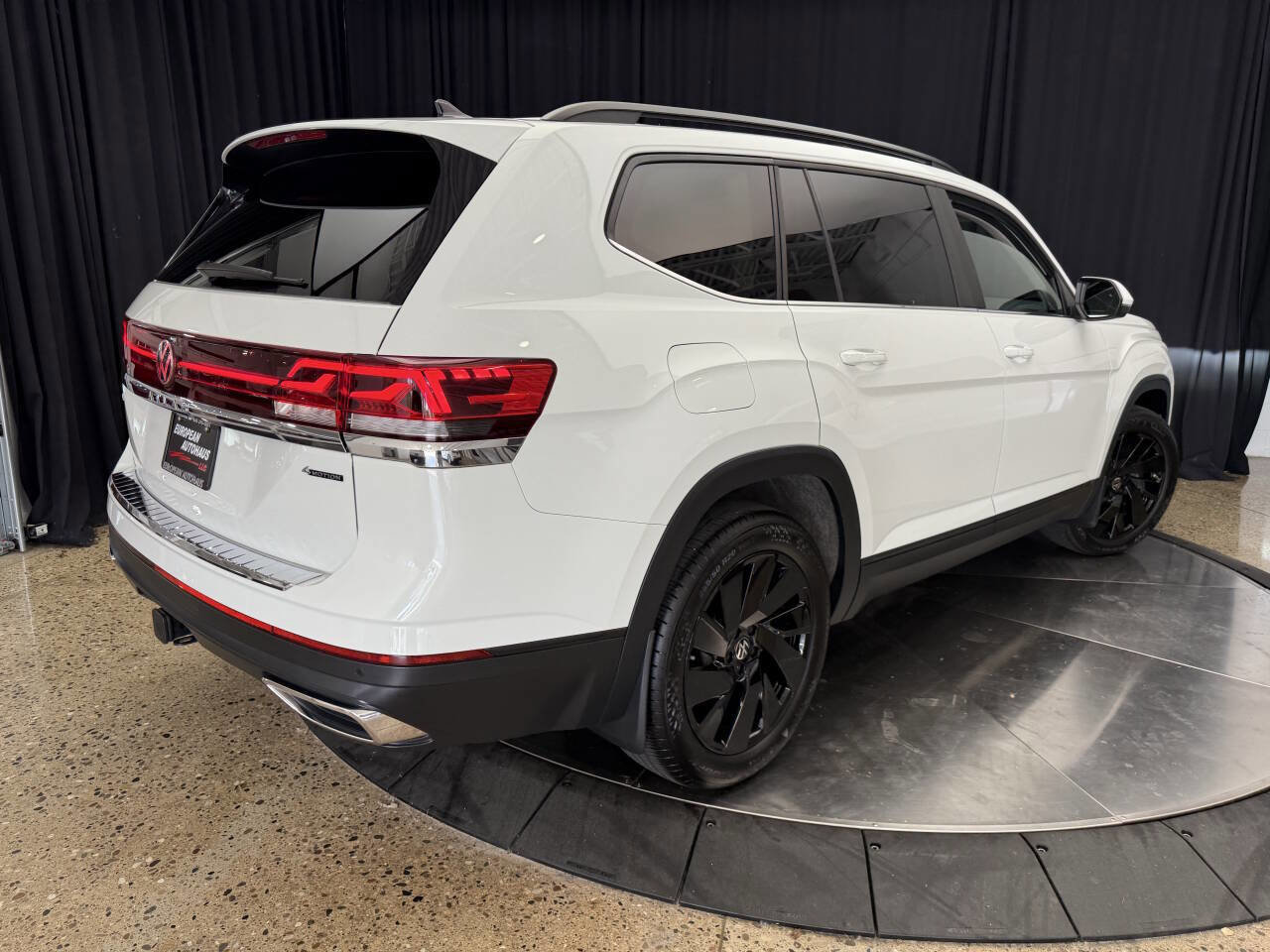 Used 2024 Volkswagen Atlas SE w/ Panoramic Sunroof Package image 8