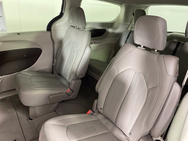 Used 2020 Chrysler Pacifica Touring w/ Cold Weather Group FWD image 33