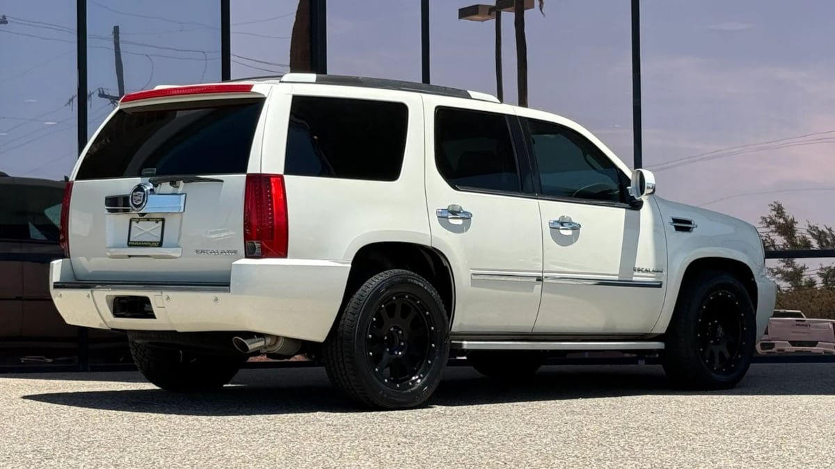 Used 2014 Cadillac Escalade Luxury AWD/4WD image 12