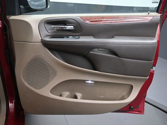 Used 2014 Chrysler Town & Country Touring-L w/ Driver Convenience Group image 20