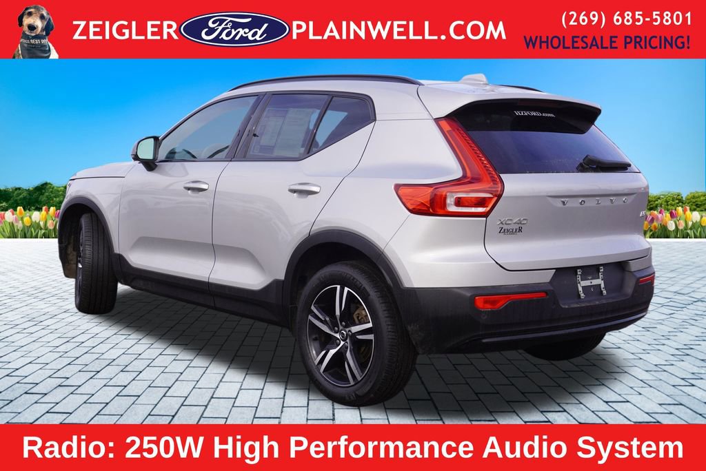 Used 2024 Volvo XC40 B5 Core image 3