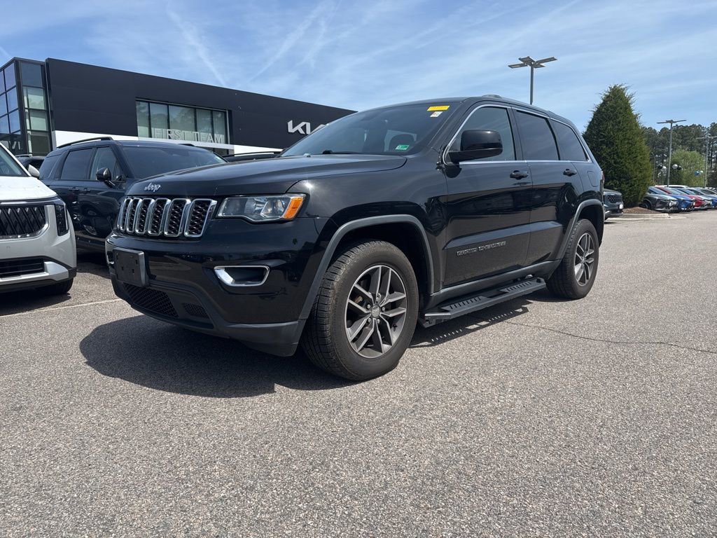 Used 2018 Jeep Grand Cherokee Laredo AWD/4WD image 2