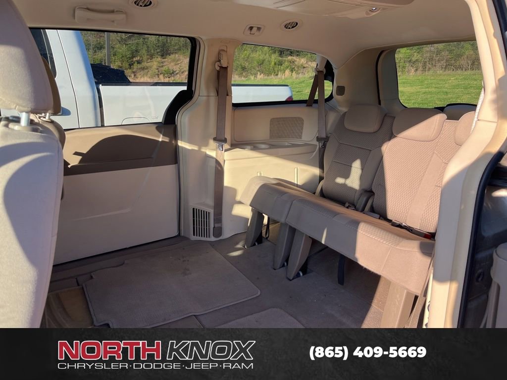 Used 2009 Chrysler Town & Country Touring image 8