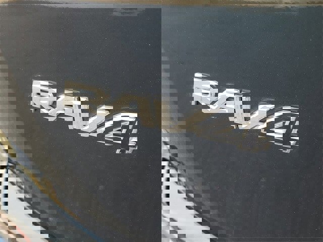 Used 2018 Toyota RAV4 LE w/ Carpet Mat Package image 6