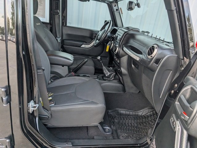 Used 2017 Jeep Wrangler Unlimited Sahara w/ Connectivity Group image 25