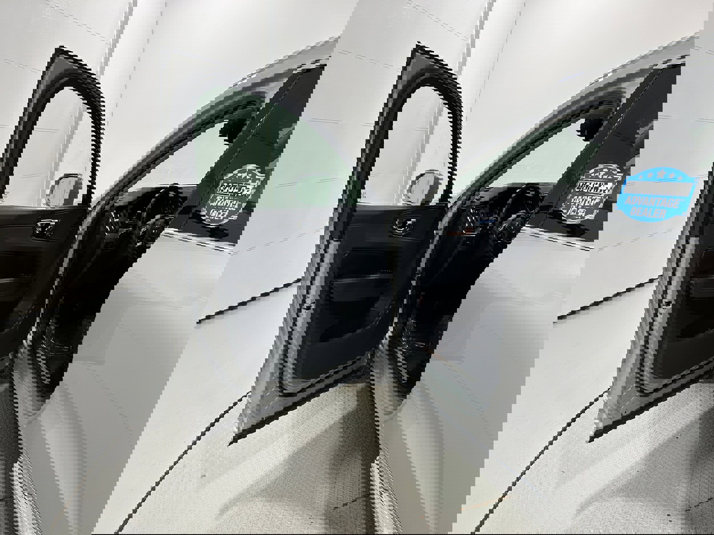 Used 2023 Volvo XC60 B5 Plus image 20