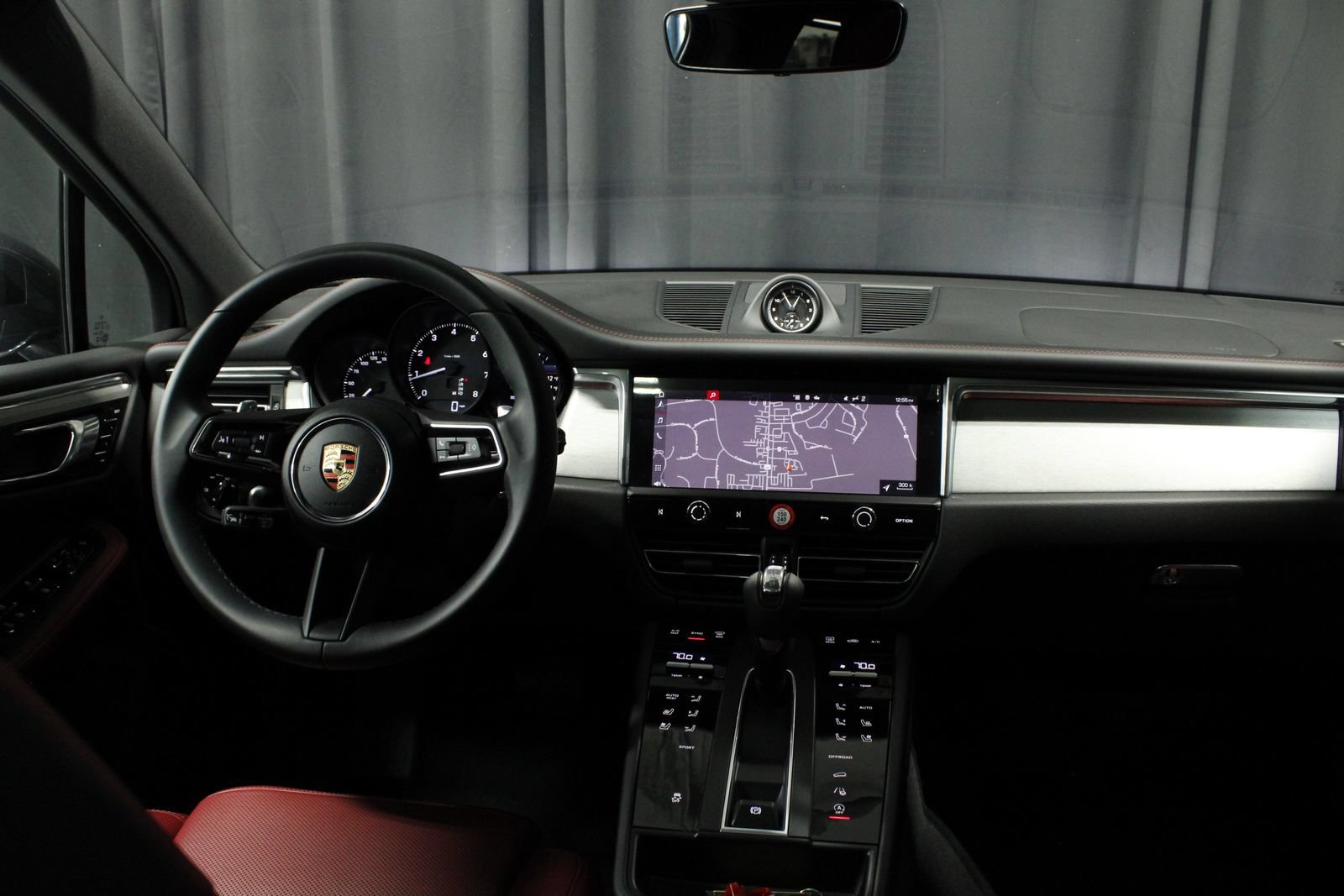 Certified 2025 Porsche Macan AWD/4WD image 10
