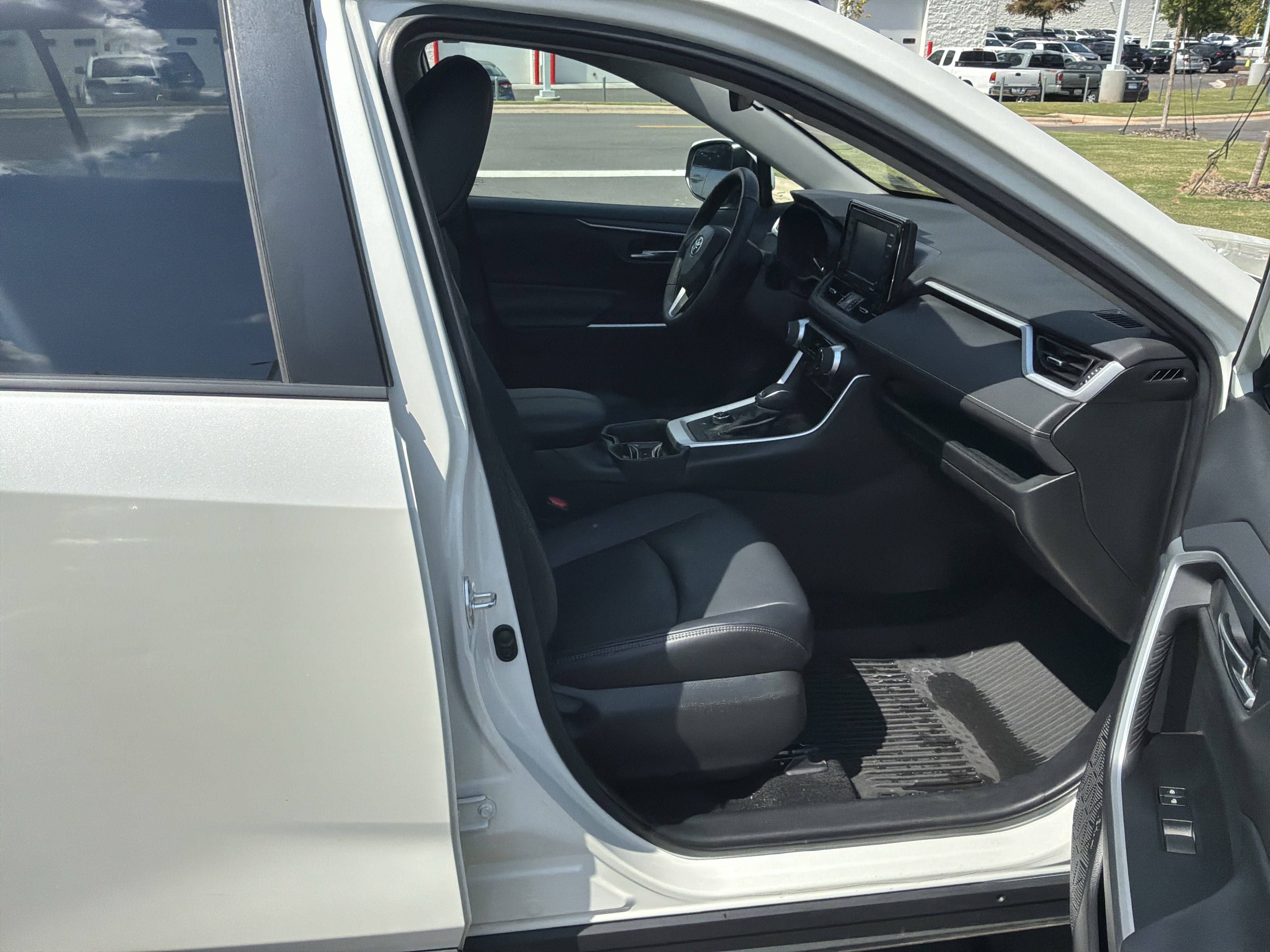 Used 2021 Toyota RAV4 XLE Premium AWD/4WD image 33
