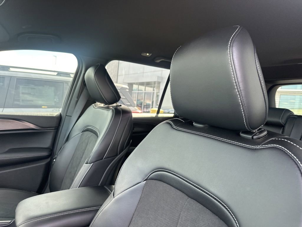 Used 2025 Jeep Grand Cherokee Altitude image 14