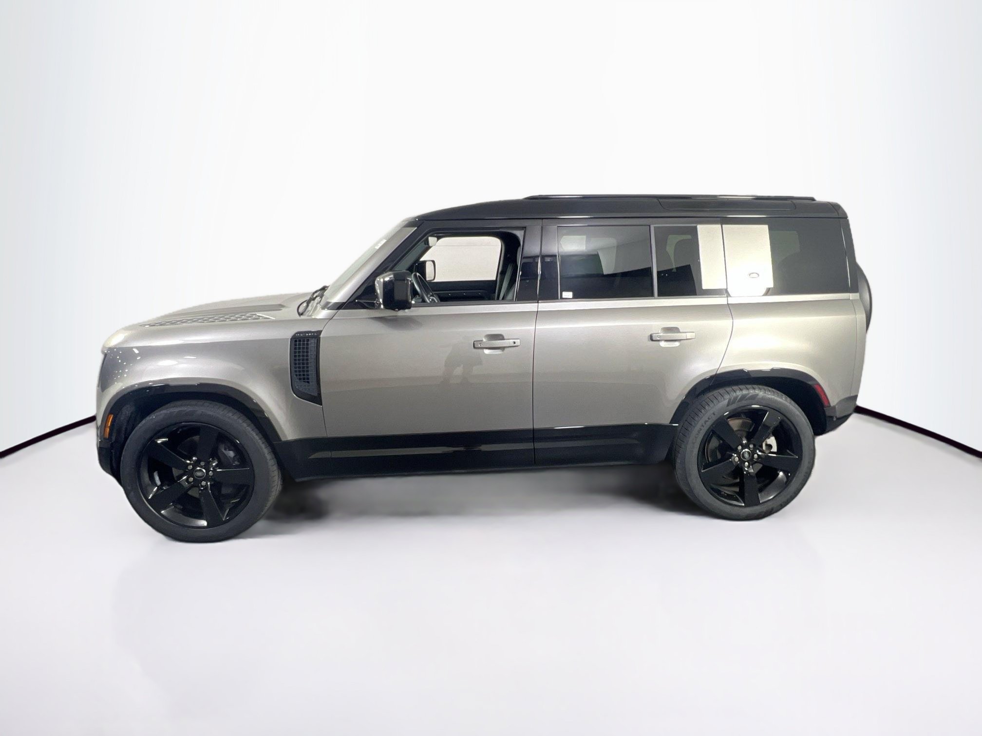 Used 2024 Land Rover Defender 110 X-Dynamic SE AWD/4WD image 8