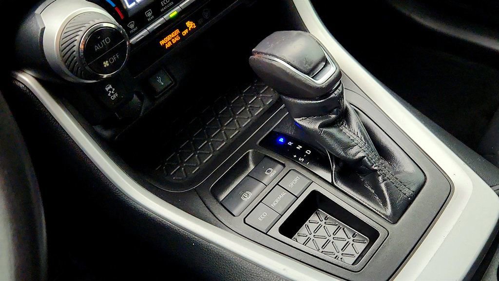 Used 2021 Toyota RAV4 XLE Premium image 16