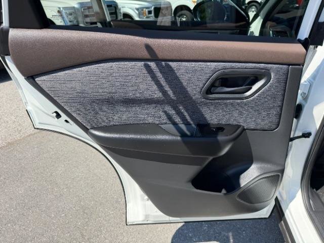 Used 2023 Nissan Rogue S image 33