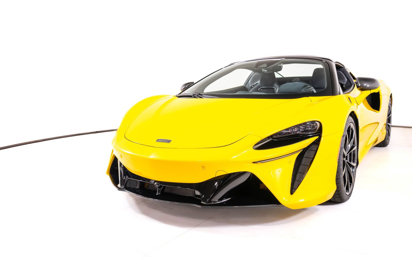 Used 2025 McLaren Artura Spider RWD image 11