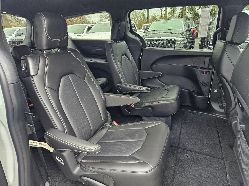 New 2026 Chrysler Pacifica Select AWD/4WD image 17