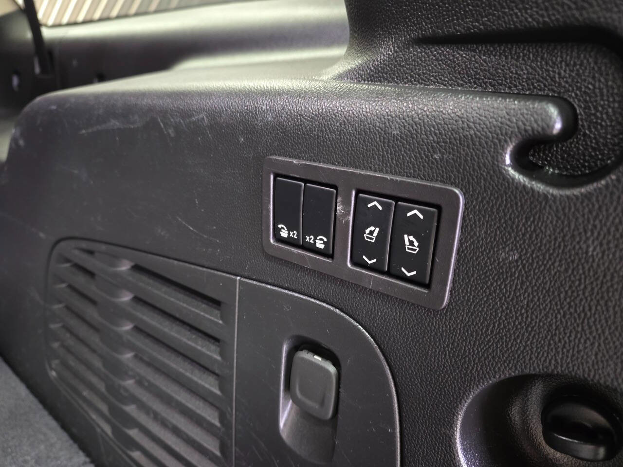 Used 2018 Cadillac Escalade ESV Luxury AWD/4WD image 39