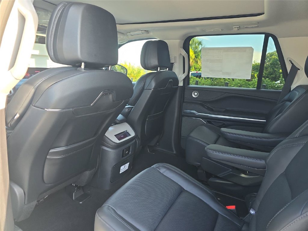 New 2026 Lincoln Navigator Reserve AWD/4WD image 12