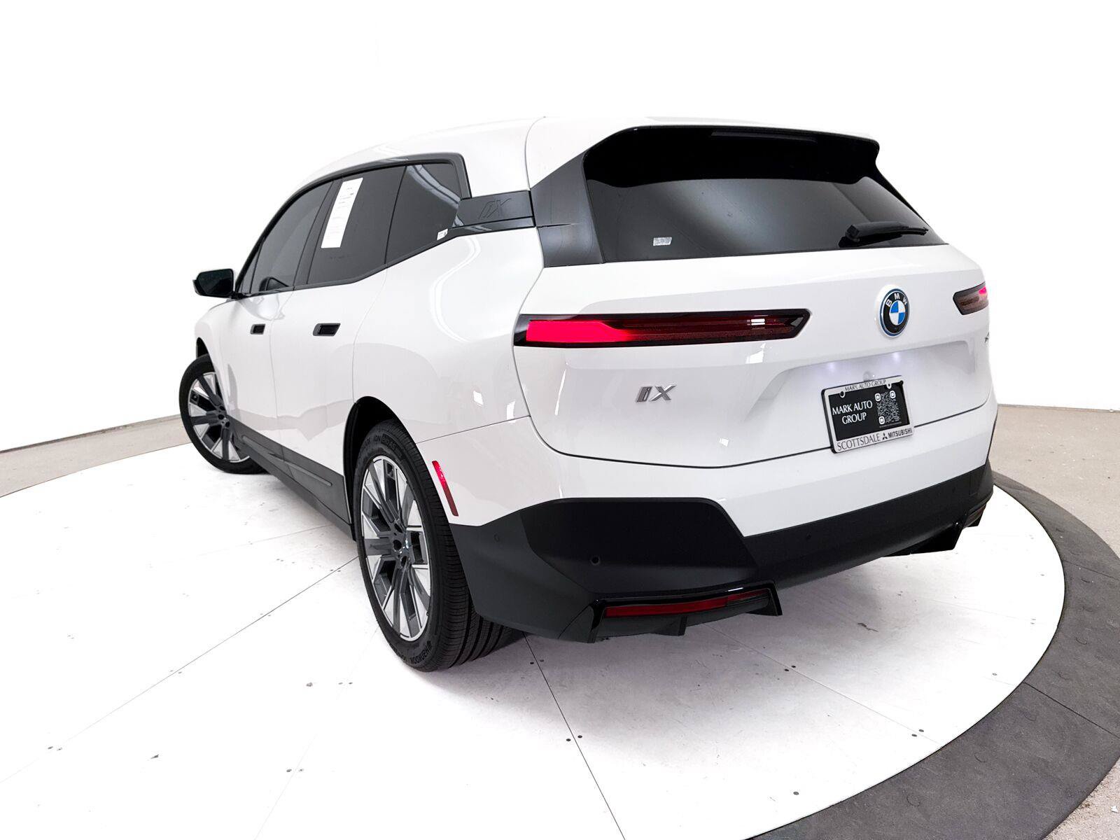 Used 2024 BMW iX xDrive50 w/ Premium Package AWD/4WD image 9