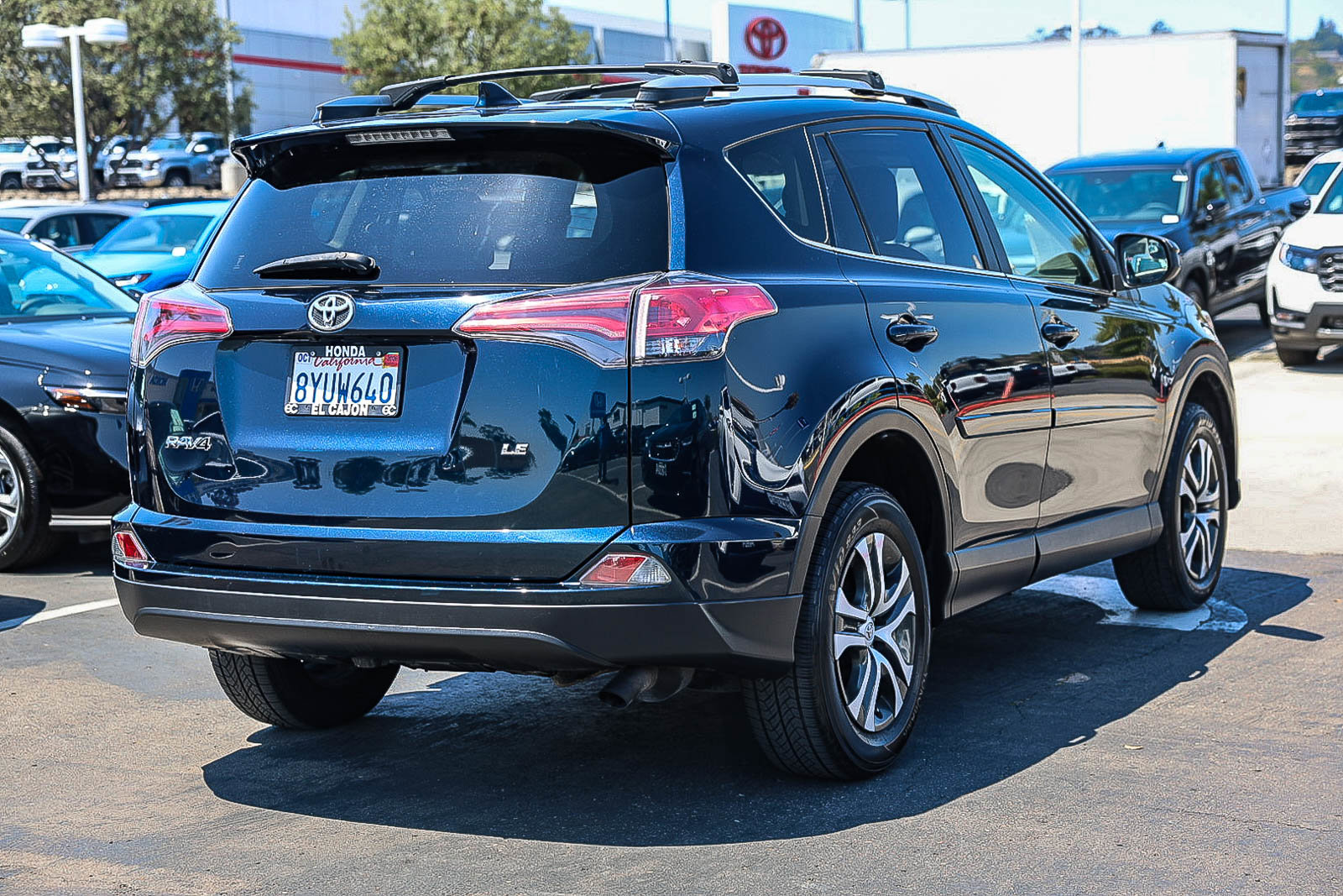 Used 2018 Toyota RAV4 LE w/ Carpet Mat Package FWD image 22