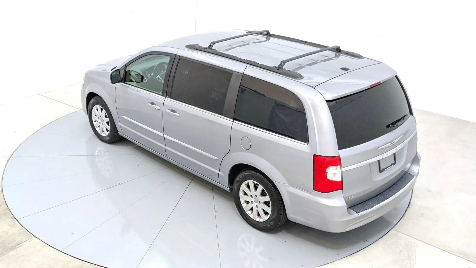 Used 2014 Chrysler Town & Country Touring image 39
