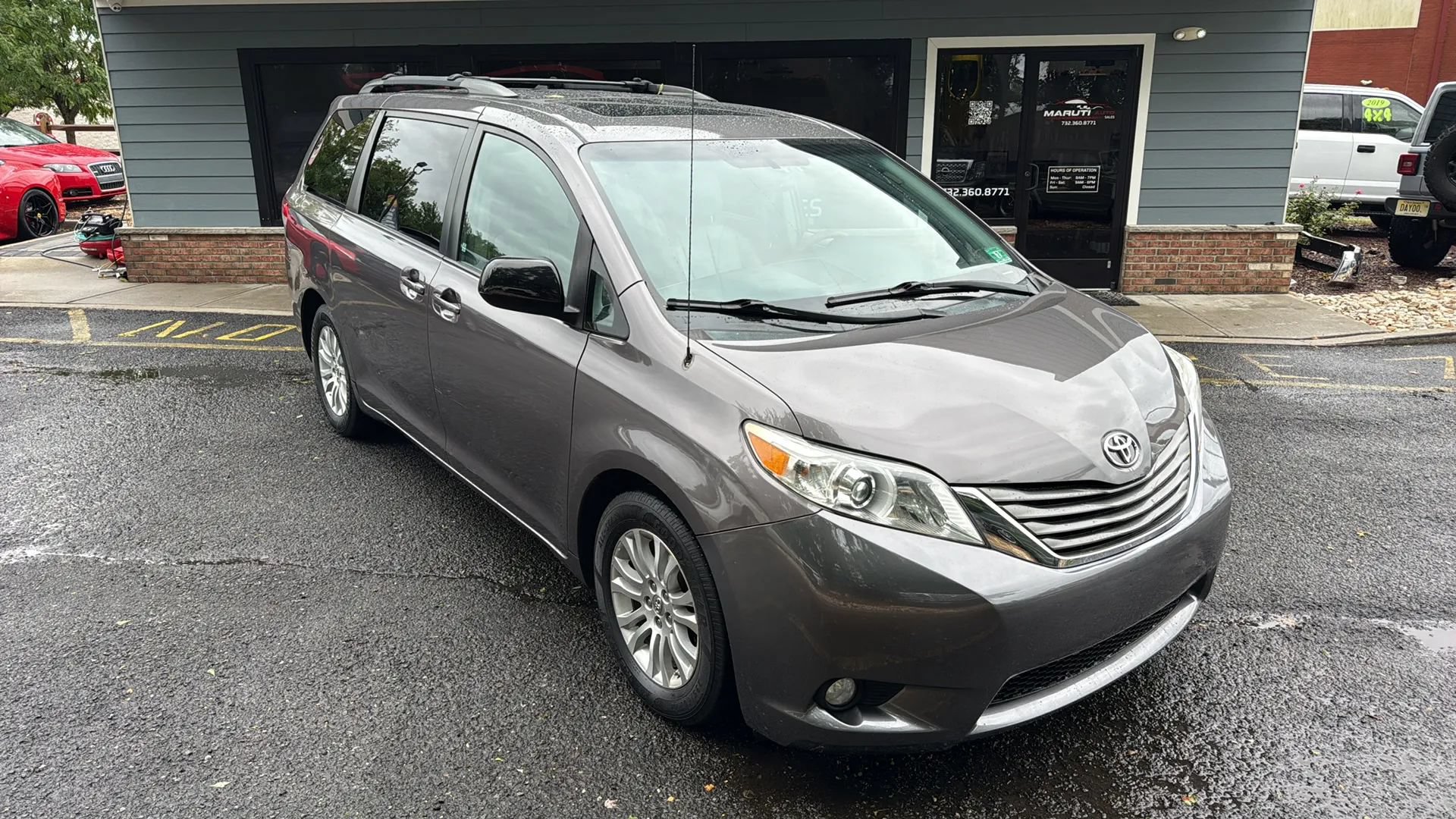 Used 2013 Toyota Sienna XLE FWD image 3