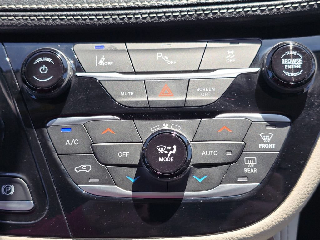 Used 2023 Chrysler Pacifica Limited FWD image 34
