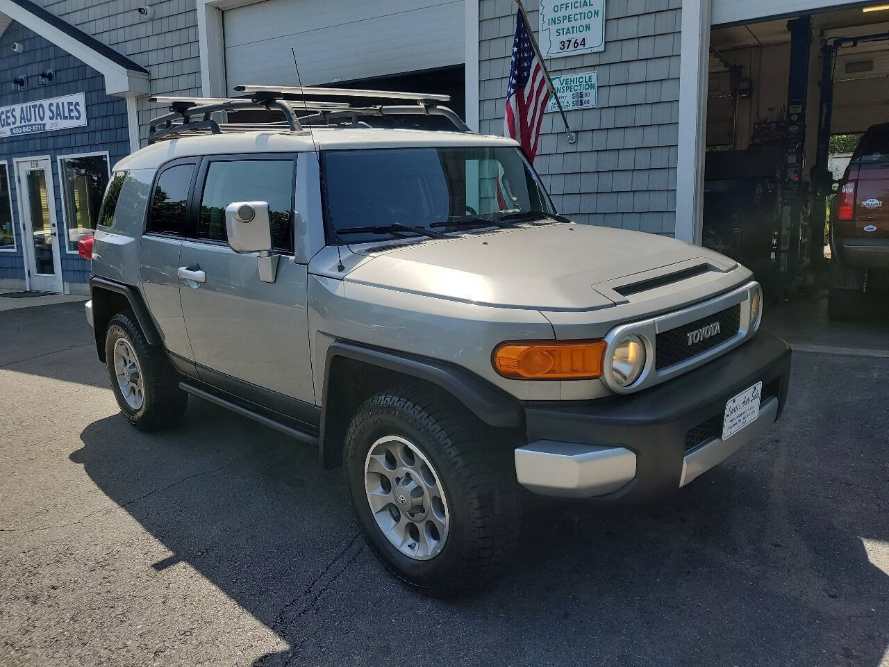 Used 2011 Toyota FJ Cruiser 4WD w/ Convenience Pkg image 2