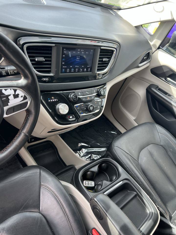Used 2020 Chrysler Pacifica Touring-L FWD image 12