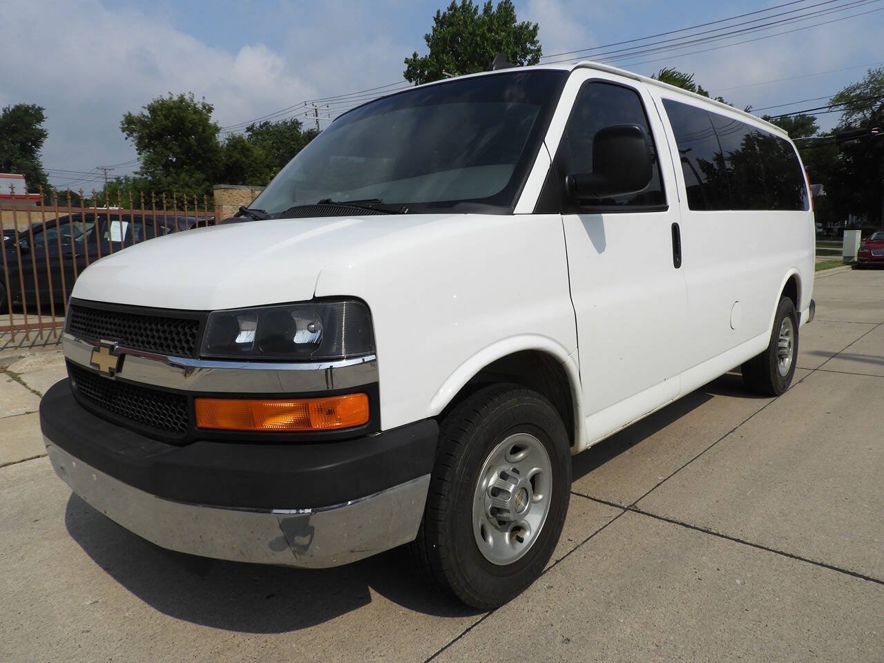 Used 2016 Chevrolet Express 2500 LT w/ LT Preferred Equipment Group RWD image 4