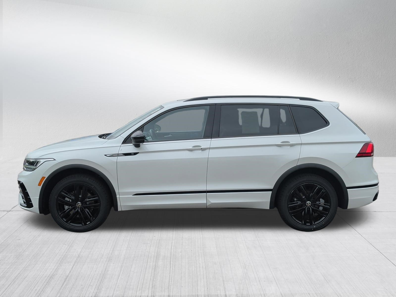 Used 2022 Volkswagen Tiguan SE R-Line AWD/4WD image 4