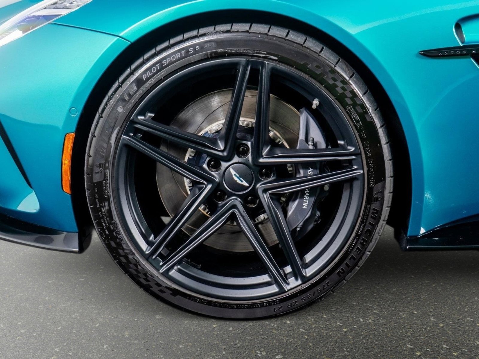 Used 2025 Aston Martin V8 Vantage Coupe image 21