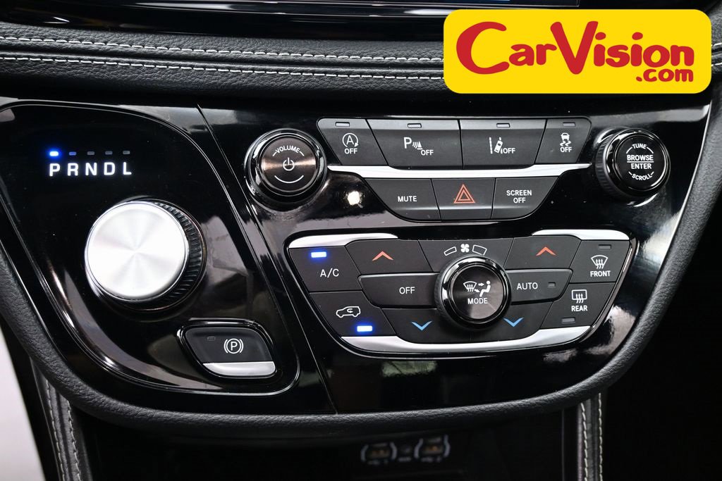 Used 2025 Chrysler Pacifica Limited image 31