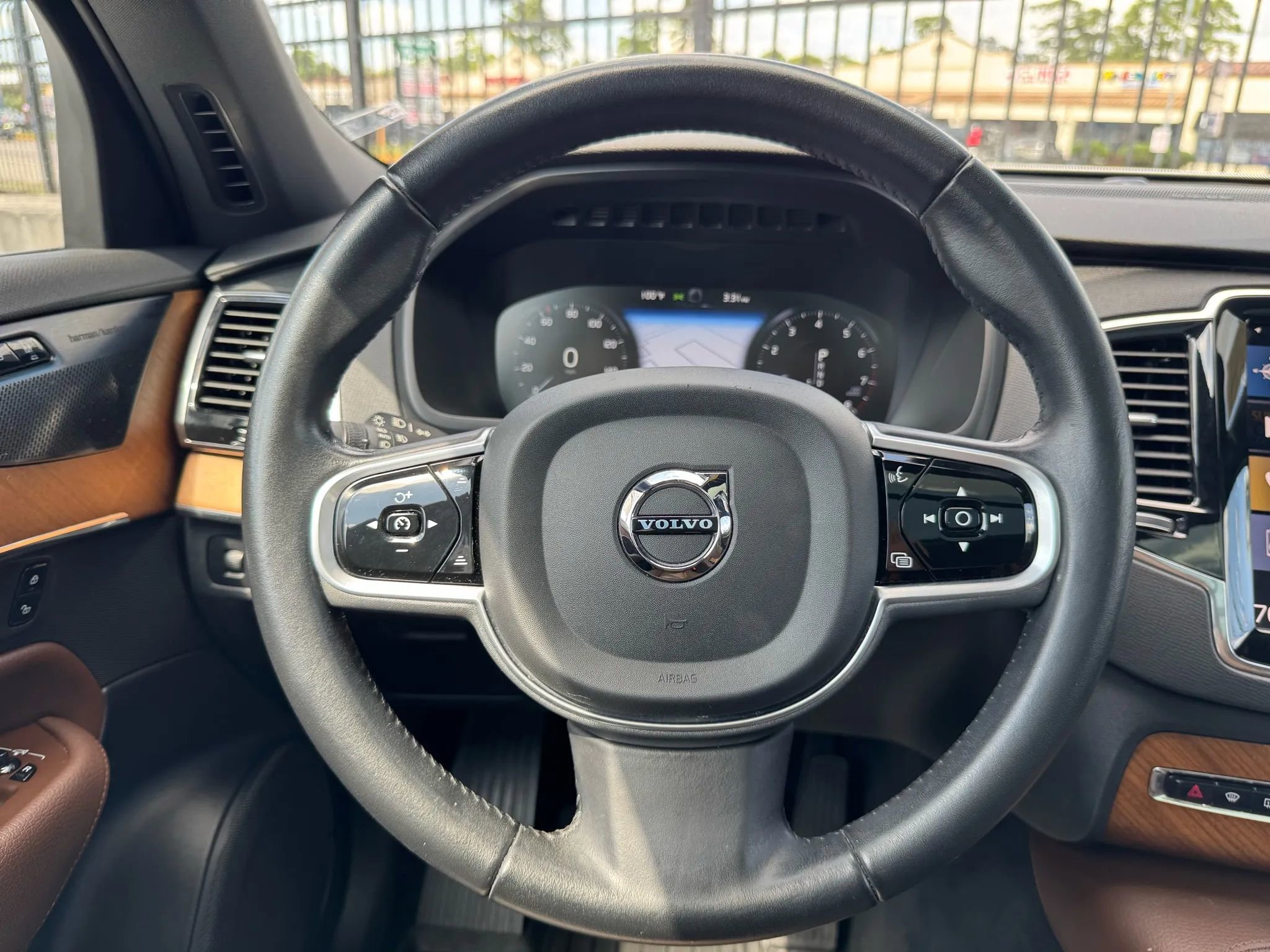 Used 2022 Volvo XC90 T6 Momentum w/ Advanced Package image 39