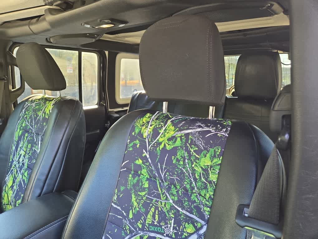 Used 2018 Jeep Wrangler Unlimited Sahara w/ Dual Top Group AWD/4WD image 13