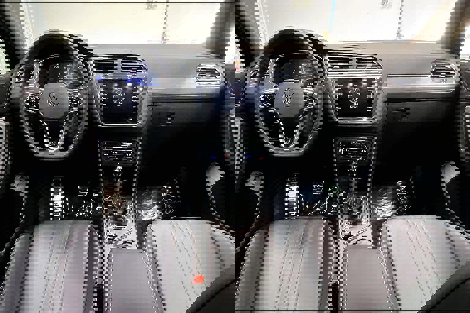 Used 2024 Volkswagen Tiguan SE R-Line image 18