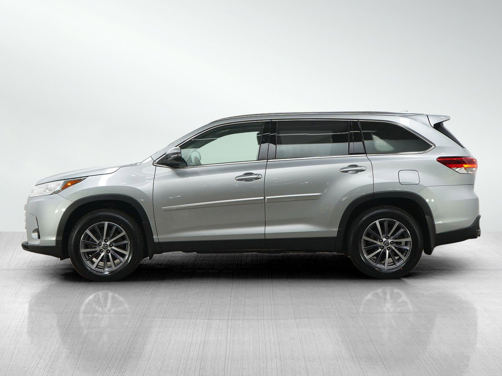 Used 2019 Toyota Highlander XLE AWD/4WD image 2