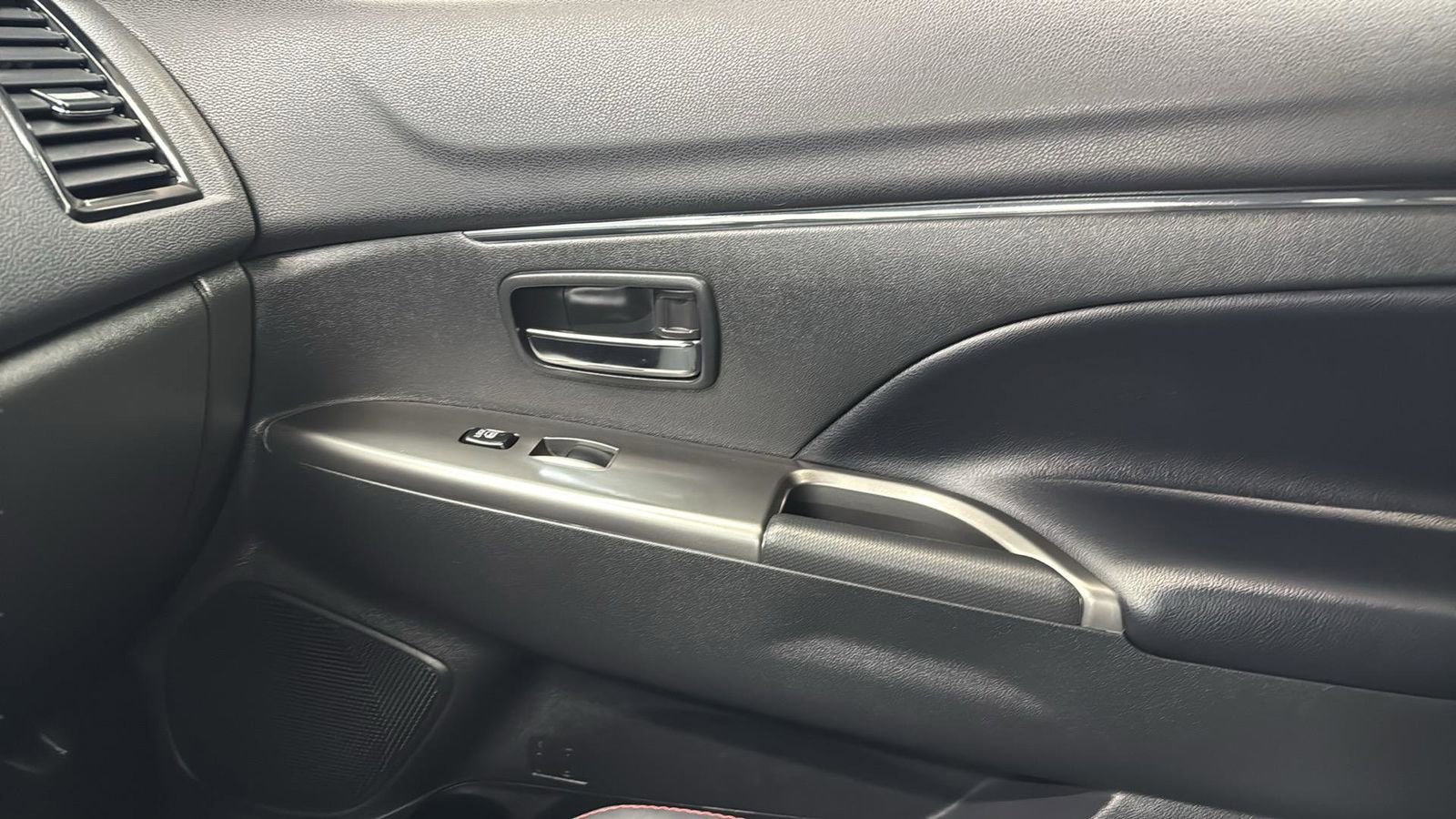 Used 2025 Mitsubishi Outlander Sport AWD image 24