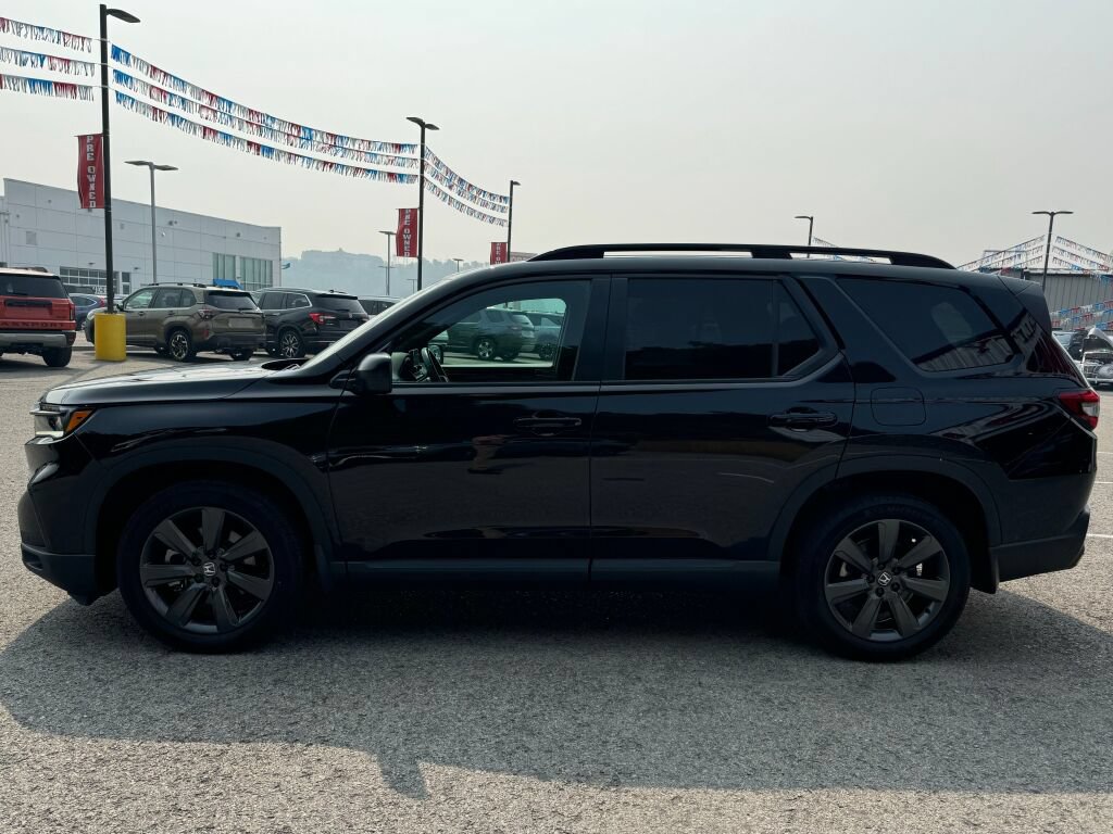 Used 2025 Honda Pilot Sport image 4