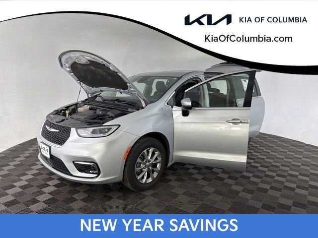 Used 2023 Chrysler Pacifica Touring-L image 10