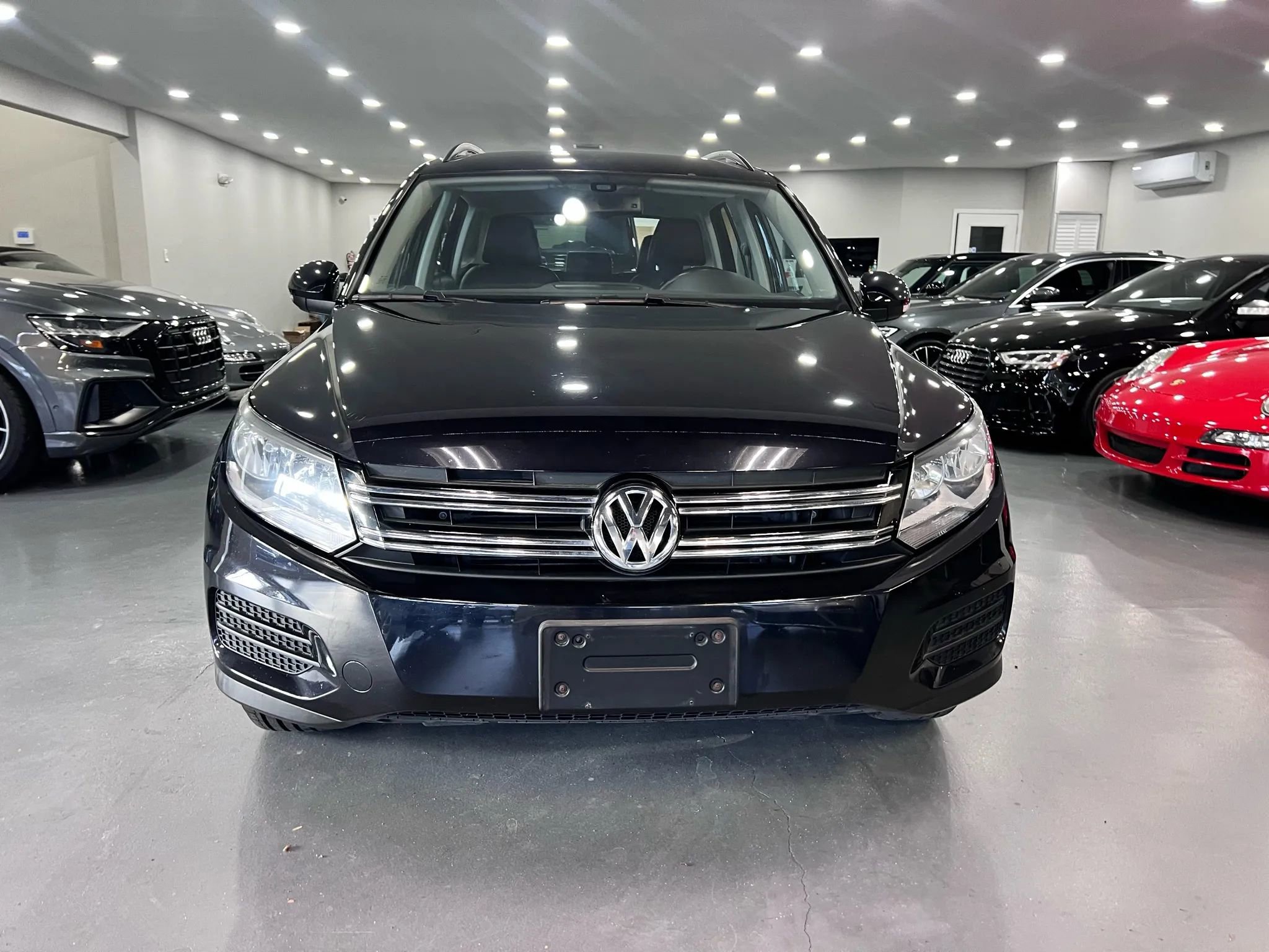 Used 2016 Volkswagen Tiguan S image 2