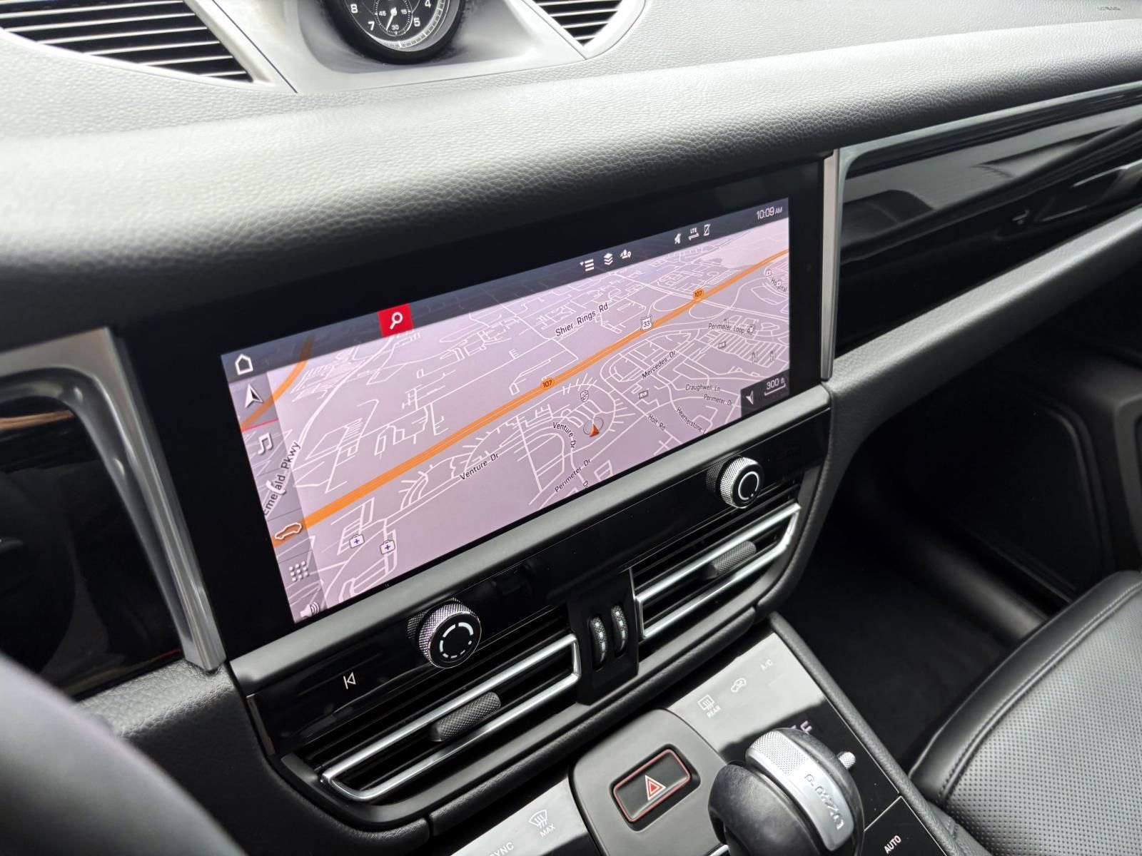 Certified 2023 Porsche Macan AWD/4WD image 31