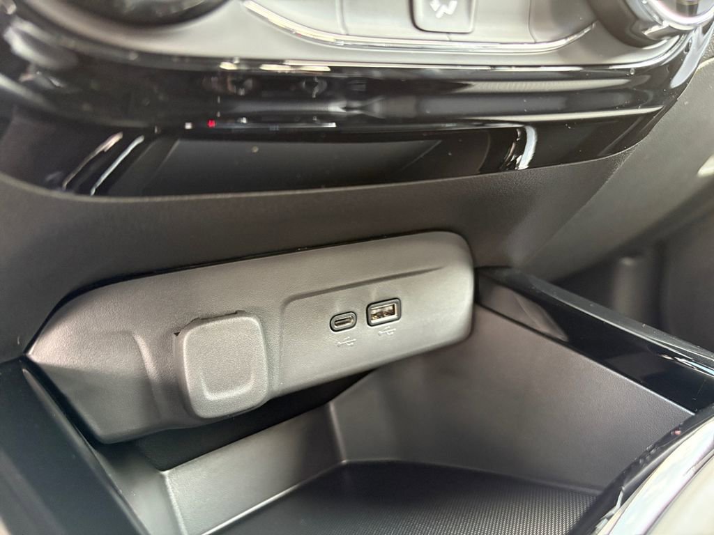 Used 2025 Chevrolet Trax LT w/ LT Convenience Package FWD image 3