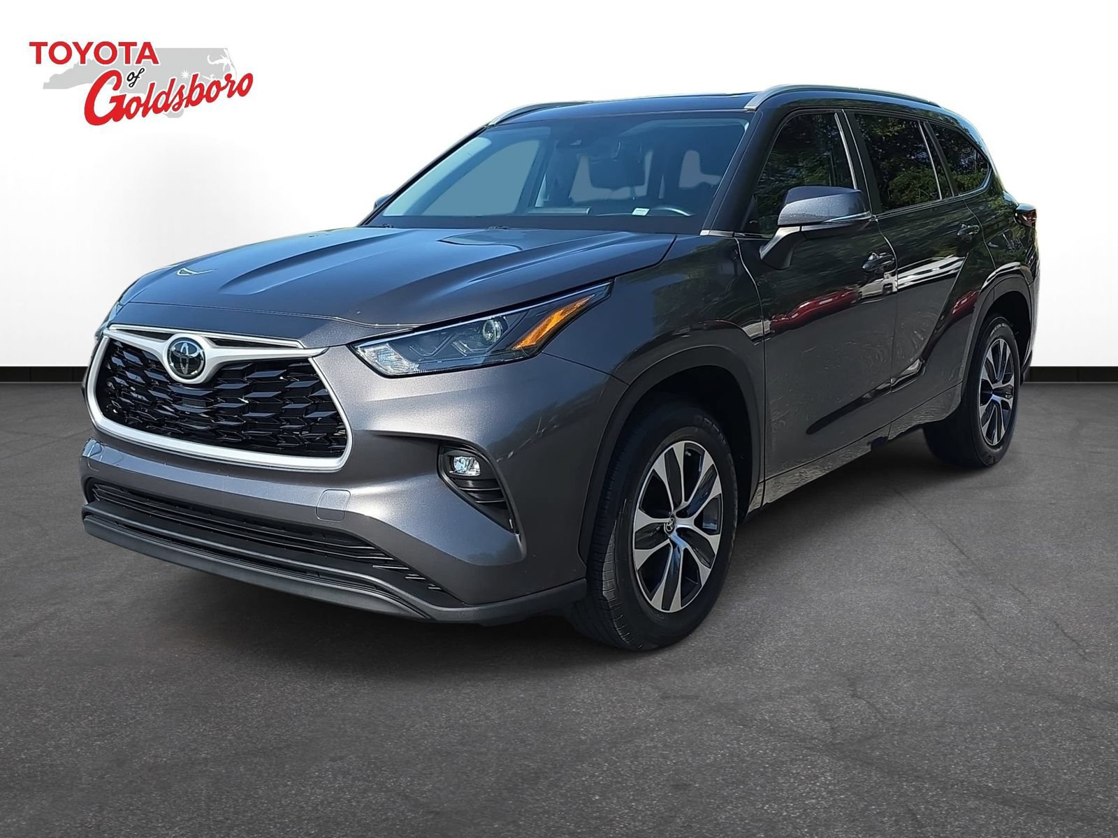 Used 2023 Toyota Highlander XLE FWD image 1