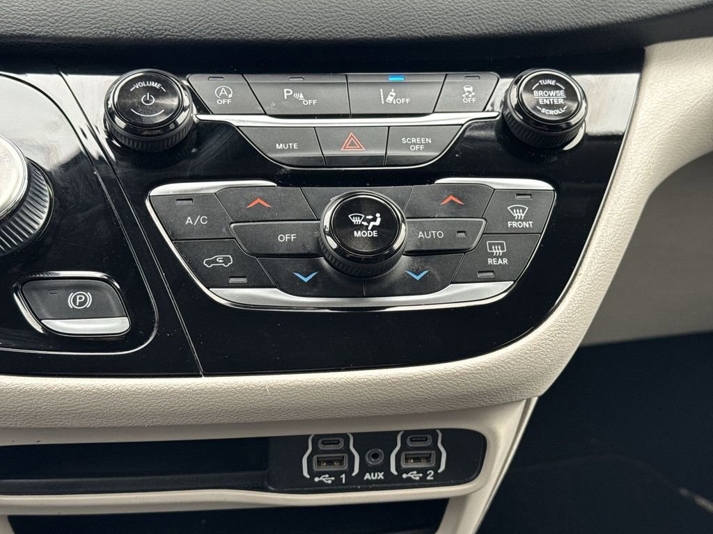 Used 2023 Chrysler Pacifica Touring-L image 16