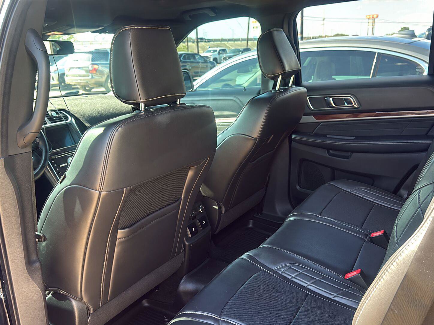 Used 2018 Ford Explorer Platinum AWD/4WD image 31