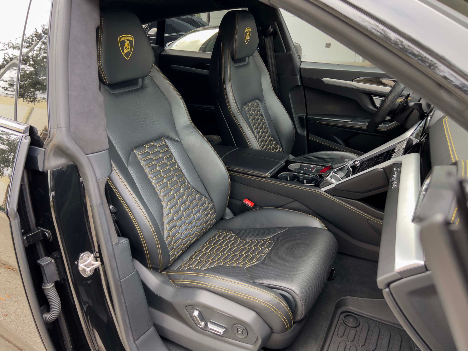 Used 2020 Lamborghini Urus AWD/4WD image 27